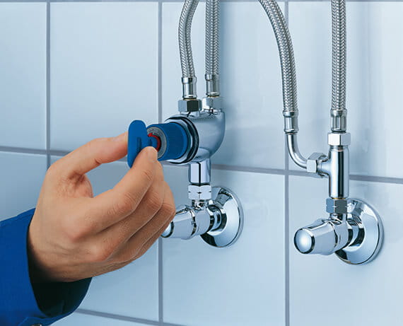 hand adjusting knob for changing temperature for water connection